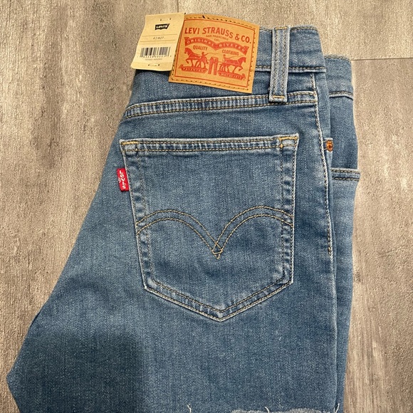 Levis high rise shorts, new with tags - Picture 2 of 3